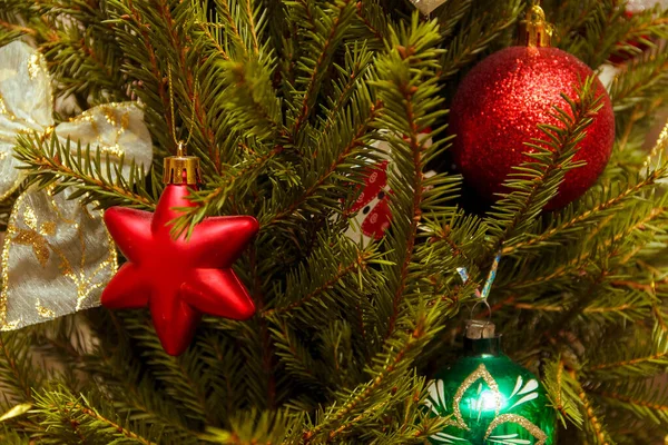 Kerstballen op de boom. We versieren de kerstboom. Nieuwjaar. Kerstmis. Vakantie. — Stockfoto