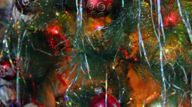 Ağaçta Noel topları var. Noel ağacını süslüyoruz. Yeni yıl. Noel zamanı. Tatil.