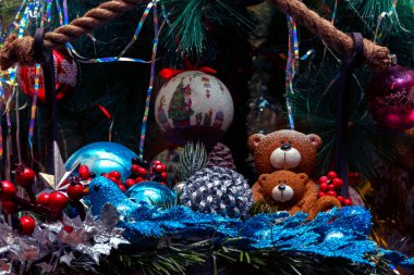 Ağaçta Noel topları var. Noel ağacını süslüyoruz. Yeni yıl. Noel zamanı. Tatil