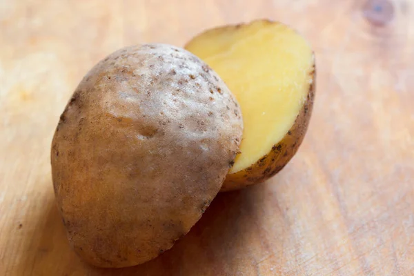 Colheita Jovens Batatas orgânicas frescas com solo — Fotografia de Stock