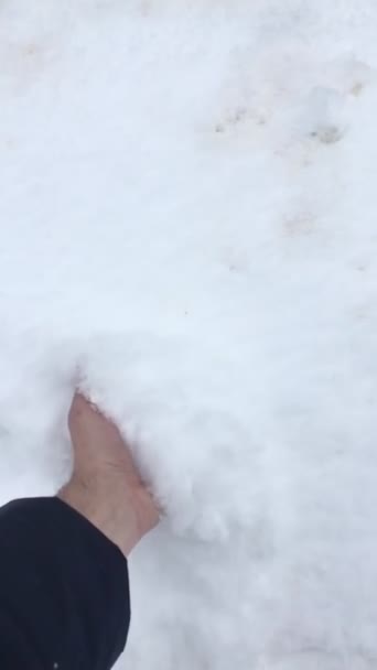 Mobilní video. Zpomal. Ruční házení sněhu v zimě. — Stock video