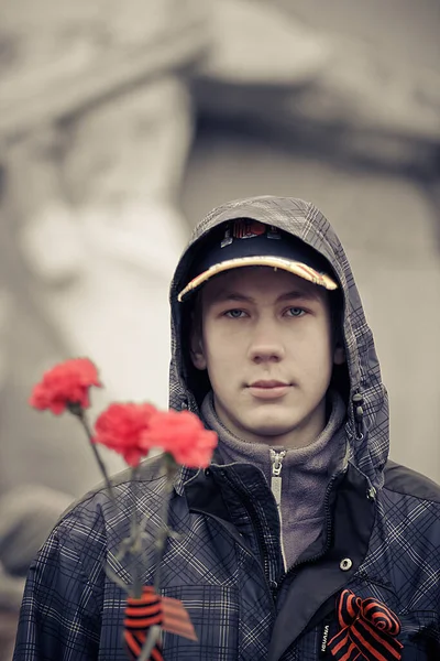 9 de mayo. Victory Day in the Great Patriotic War 1941-1945. Colocando flores en el fuego eterno. — Foto de Stock