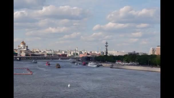 Timelapse 입니다. 강을 가로지르는 구름 과 강 위에 떠 있는 배들 — 비디오
