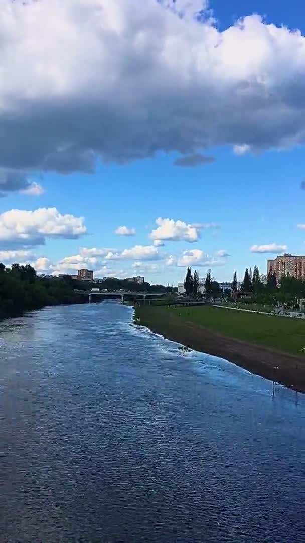 Pionowe wideo. Okrążenia czasowe. Słoneczny dzień w mieście nad rzeką w lecie. bieżące chmury — Wideo stockowe