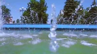 Ağır çekim. Şehir parkında çeşme suyu fışkırıyor.