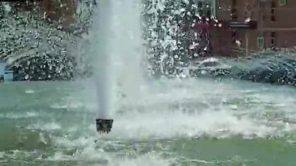 Zpomal. Jets of fountain water in the city park — Stock video