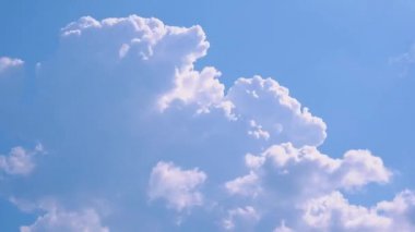 Zaman turları. Mavi gökyüzünde bulutlar güneşli havada
