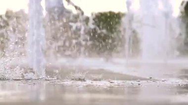 Ağır çekim. Parktaki çeşme. Çeşmede koşan çocuklar