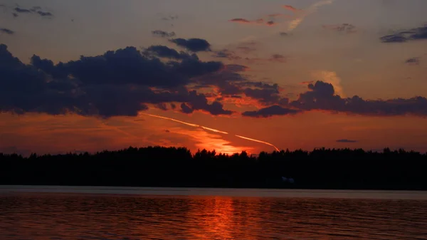 Sommersonnenuntergang auf dem Fluss. — Stockfoto