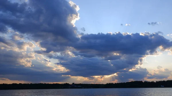 Clouds over the river in the evening in summer — Stock Photo, Image