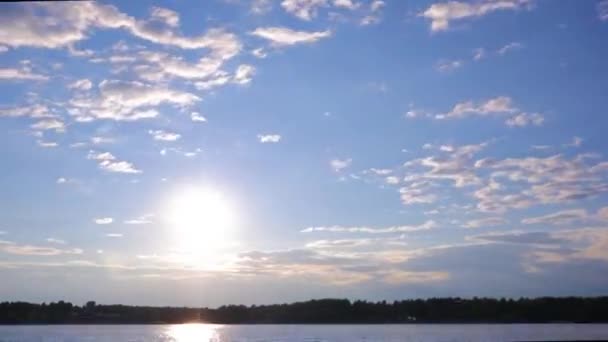 El tiempo pasa. Puesta de sol en las nubes en el río en verano — Vídeos de Stock