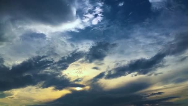 Időkörök. Felhők repülnek az égen egy nyári napon. — Stock videók