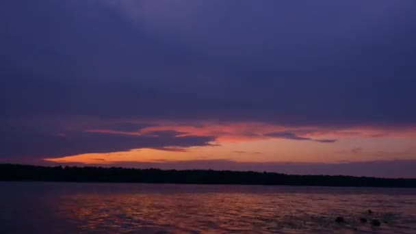 Čas běží. Západ slunce v mracích na řece v létě — Stock video
