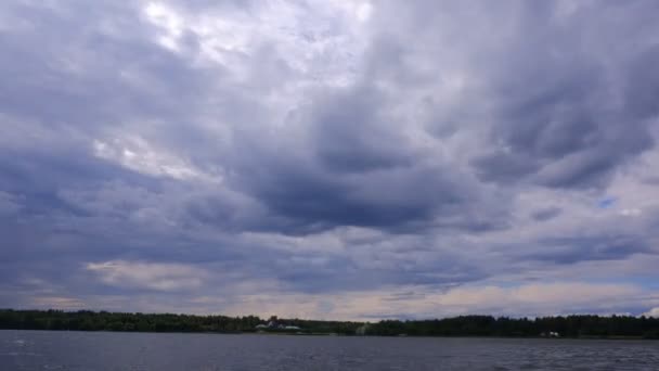 El tiempo pasa. Nubes volando por el cielo en un día de verano — Vídeos de Stock