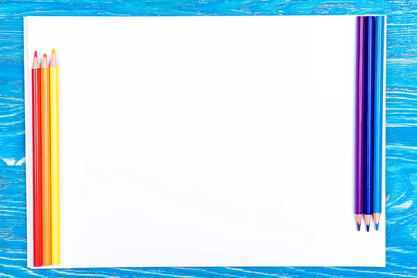 Folha de álbum com lápis em uma mesa de madeira. 1 de Setembro. Contexto. Desenho Fotografia De Stock
