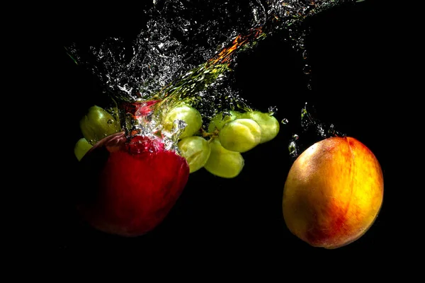 물 속으로 떨어지는 과일 과 포도의 즙 과 거품 — 스톡 사진