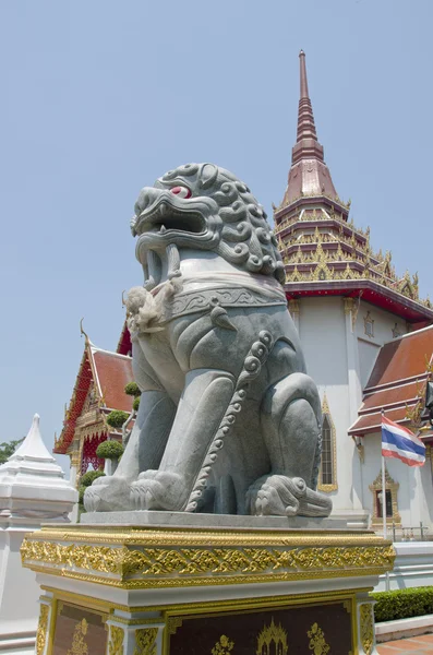 Escultura de leão no Templo Chantharangsi, Ang Thong, Tailândia — Fotografia de Stock
