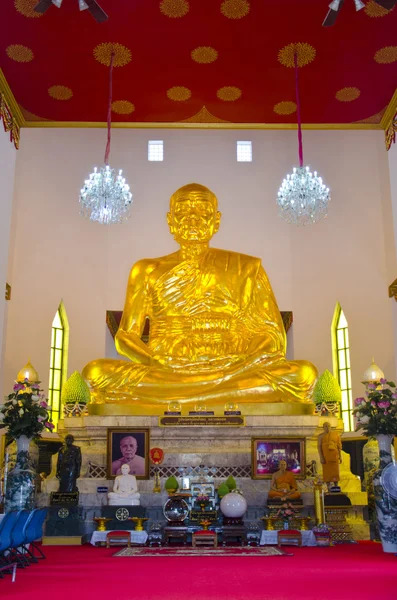 Grande figura dourada de Phra Mongkol Theb Muni (Luang Poh Wat Pak N — Fotografia de Stock