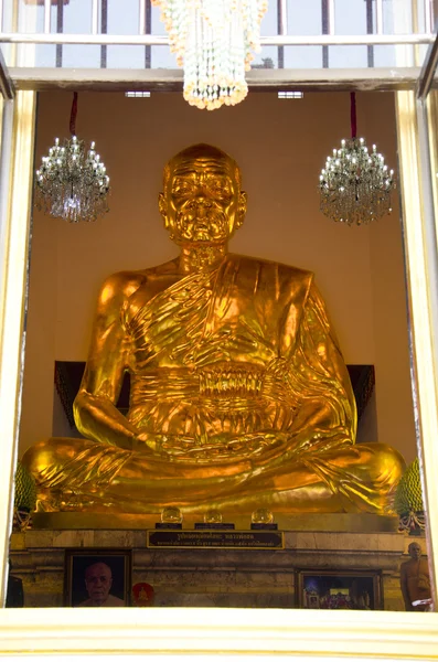 Grande figure dorée de Phra Mongkol Theb Muni (Luang Poh Wat Pak N — Photo