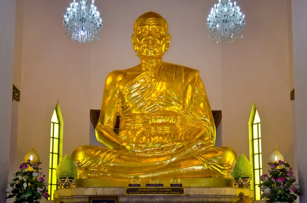 Grande figura dourada de Phra Mongkol Theb Muni (Luang Poh Wat Pak N — Fotografia de Stock