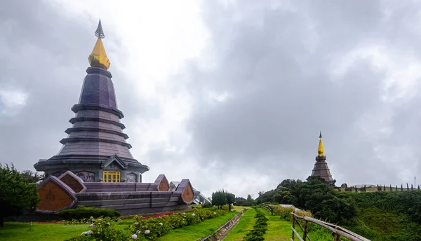 พระมหากษ นนทบ และพระมหากษ นนทบ ดอยอ นทนนท ยงใหม ประเทศไทย — ภาพถ่ายสต็อก