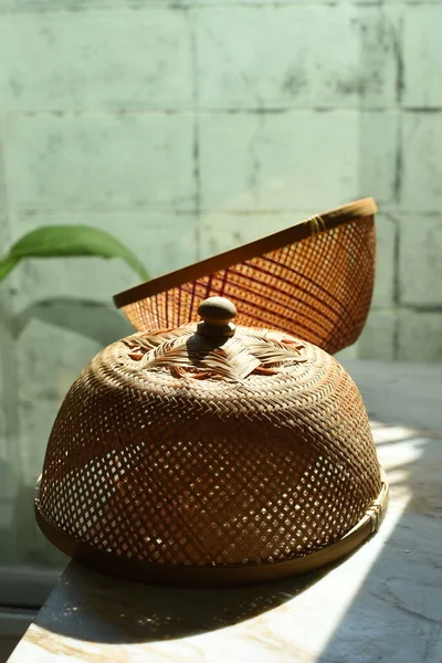 竹子制成的圆顶状盖子 以防止苍蝇飞上大理石桌子 — 图库照片