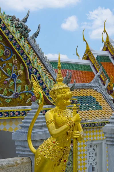 Estatua del ángel mono en el templo de Buda Esmeralda, Bangkok, Tailandia —  Fotos de Stock