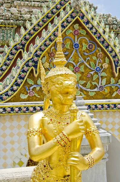 Estátua de anjo macaco no Templo de Buda Esmeralda, Bangkok, Tailândia — Fotografia de Stock