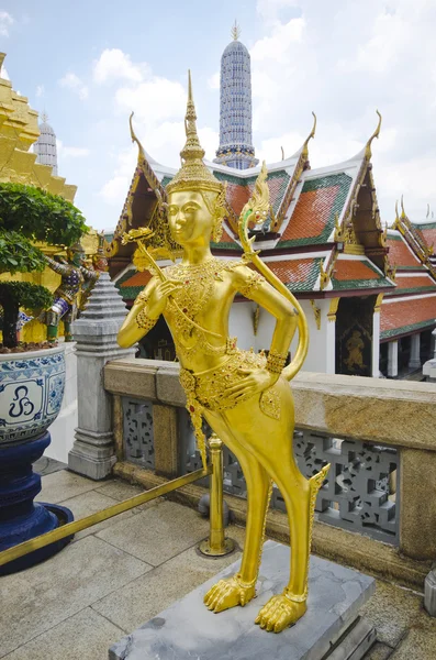 Памятник Ангелу в храме Изумрудного Будды, Бангкок, Таиланд — стоковое фото