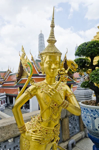 Estátua de anjo no Templo de Buda Esmeralda, Bangkok, Tailândia — Fotografia de Stock