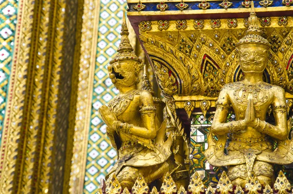 Half bird and human statue at Emerald Buddha Temple — Stockfoto