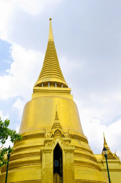 Halbvogel und Menschenstatue im smaragdgrünen Buddha-Tempel — Stockfoto