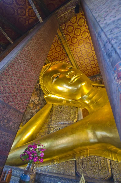 The image of golden reclining buddha at Wat Pho — 图库照片