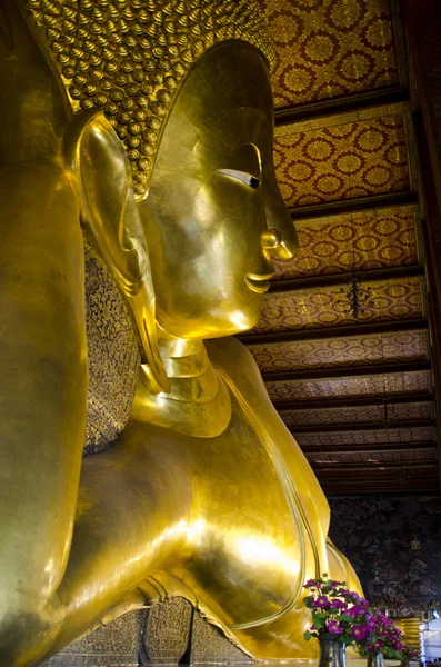 Das Bild des goldenen liegenden Buddha at wat pho — Stockfoto