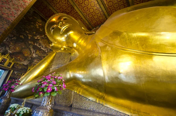 The image of golden reclining buddha at Wat Pho — 图库照片