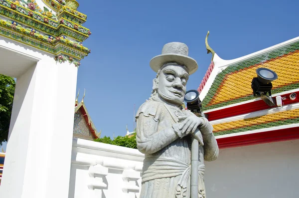 European giant statue at Wat Pho temple — Stockfoto
