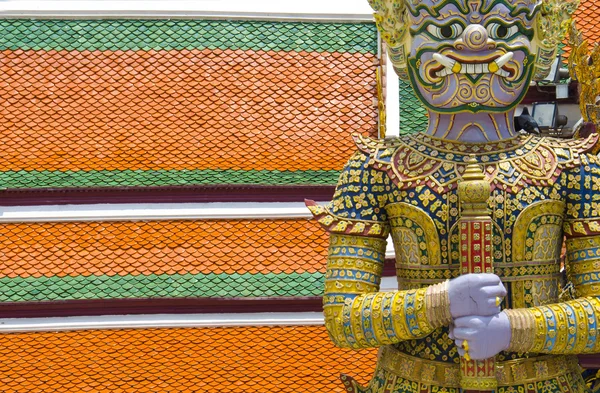 Гигант в храме Изумрудного Будды в Бангкоке . — стоковое фото