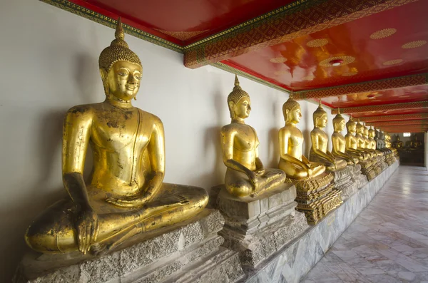 Row of Buddha statue at Reclining Buddha Temple (Wat Pho) — 图库照片