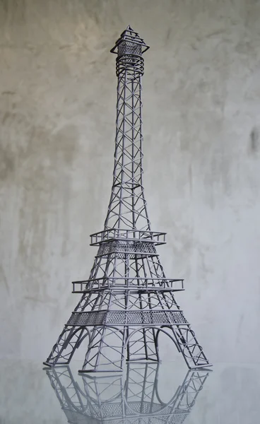 Ейфелева вежа на бетонному фоні — стокове фото