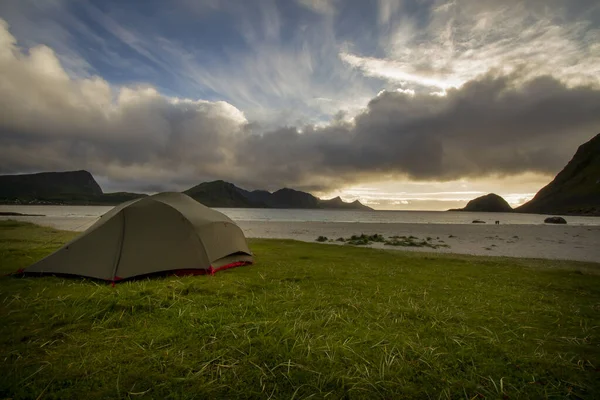 Lofoten 'da bir sahilde kamp yapmak.