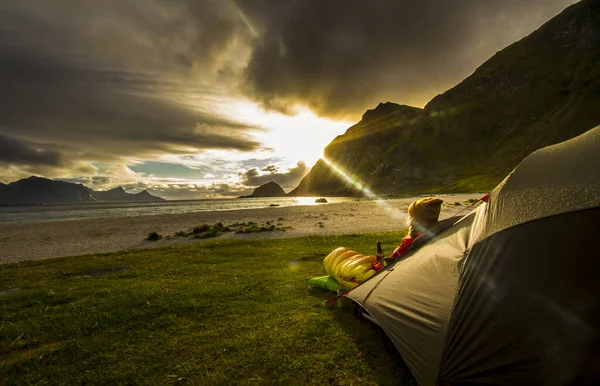 Lofoten 'da günbatımının tadını çıkaran kadın