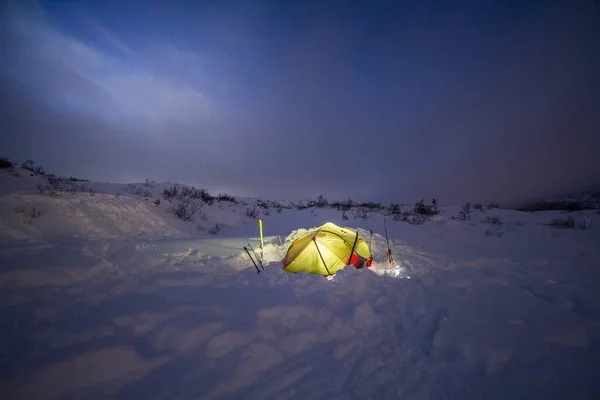 Ein Zelt Erhellt Den Schnee — Stockfoto