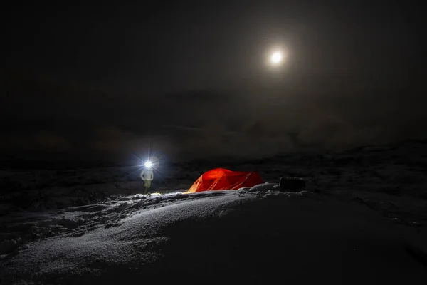 Ein Mann Der Nachts Vor Dem Zelt Steht — Stockfoto