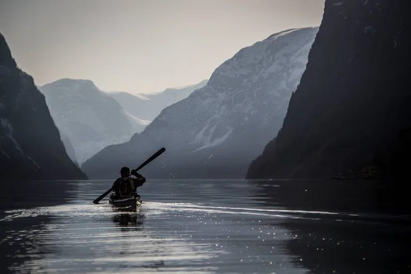 Man Paddlar Fjorden — Stockfoto