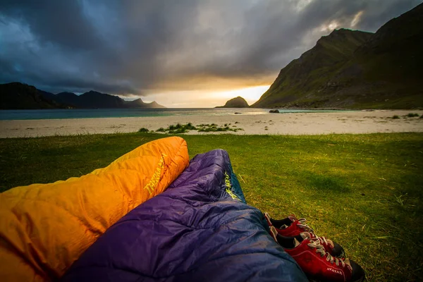 Couple Regardant Coucher Soleil Sur Plage — Photo