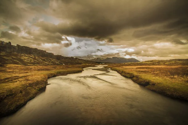 Flod Som Rinner Genom Landskapet — Stockfoto