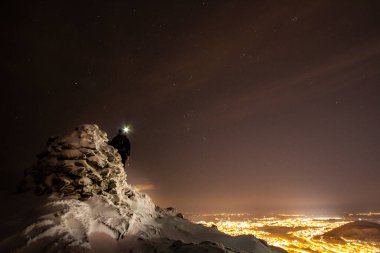 Dağın tepesindeki adam