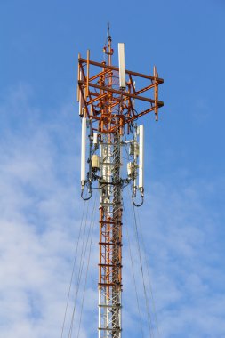 Açık mavi gökyüzü ile telefon direği