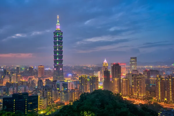 Vy över Taipei stadsbild nattetid — Stockfoto