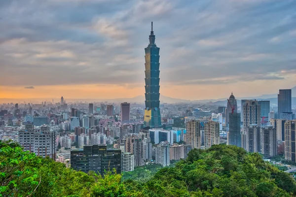 Vista da paisagem urbana de Taipei ao pôr do sol — Fotografia de Stock